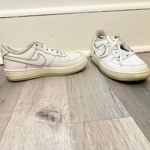 Nike Kids White Low-Top Sneakers with Pale Green Outsole